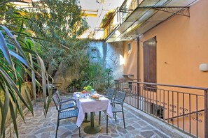 Outdoor dining - Camelia - Historical Center Near Lake (Toscolano Maderno)