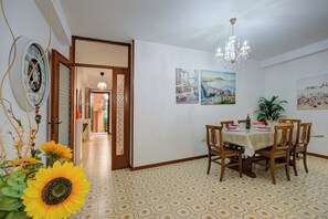 Familienapartment, 1 Schlafzimmer (Camelia - Historical Center near) | Esszimmer