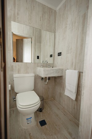 Chambre classique double | Salle de bain | Serviettes fournies, savon, shampooing, papier de toilette