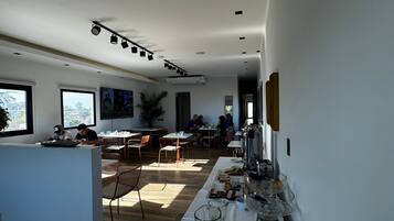 Bao gồm bữa sáng buffet hàng ngày