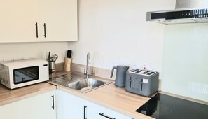 Fridge, microwave, oven, stovetop - Leeds City Escape - Stylish Apartment (Leeds)