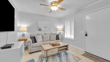 Condo, nhiều giường, ban công, quang cảnh vườn (Aqua Vista Retreat) | Khu phòng khách | TV màn hình phẳng 42-inch có truyền hình kỹ thuật số