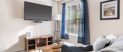 Lejlighed - 1 kingsize-seng med sovesofa - terrasse - udsigt til have (The Nautical Nook) | Opholdsområde | 42-tommers fladskærms-tv med digitale kanaler