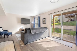 Apartamento, 1 cama de matrimonio grande con sofá cama, patio, vistas al jardín (The Nautical Nook) | Zona de estar | Televisión de pantalla plana de 42 pulgadas con canales digitales