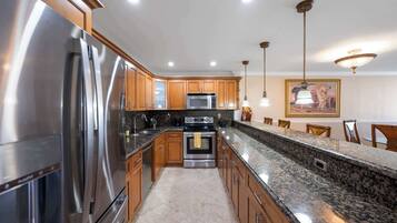 Condo, 2 camas Queen, acesso à piscina, vista para a cidade | Cozinha privada | Cafeteira/chaleira