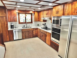 Rumah, Beberapa Tempat Tidur, patio, pemandangan kebun (Beachside Sanctuary) | Dapur pribadi | Mesin pembuat kopi/teh