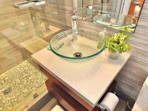 Deep-soaking bathtub, towels