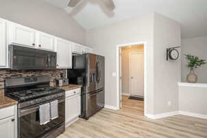 Casa, varias camas, acceso a la piscina, vistas al jardín (Poolside Paradise Near the Ark) | Cocina privada | Cafetera o tetera