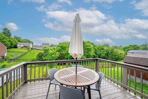 Casa, varias camas, acceso a la piscina, vistas al jardín (Poolside Paradise Near the Ark) | Restaurante al aire libre