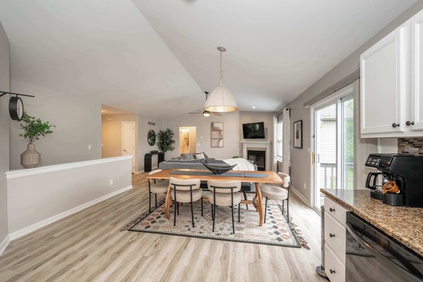 บ้านพัก, หลายเตียง, ใช้สระว่ายน้ำได้, วิวสวน (Poolside Paradise Near the Ark) | ภายใน