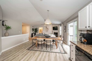 Casa, varias camas, acceso a la piscina, vistas al jardín (Poolside Paradise Near the Ark) | Interior