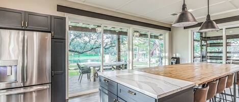 Casa, varias camas, patio | Cocina privada | Cafetera y tetera