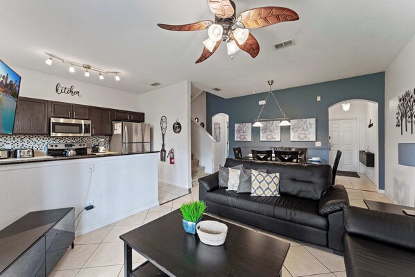 Townhouse, flere senger, terrasse, hageutsikt (Mickey’s Oasis At Regal Palms) | Oppholdsområde | En 42-tommers Flatskjerm-TV med digitale kanaler