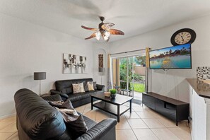 聯排別墅, 多張床, 庭院, 花園景觀 (Mickey’s Oasis At Regal Palms) | 起居區 | 42-吋平面電視，提供數位頻道