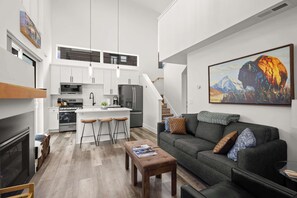 En 42-tommers Flatskjerm-TV med digitale kanaler samt peis