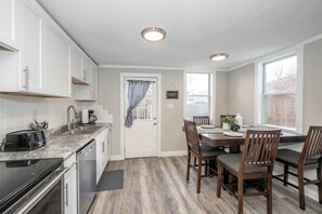 Casa, várias camas, sacada, vista para o jardim | Cozinha privada | Cafeteira/chaleira