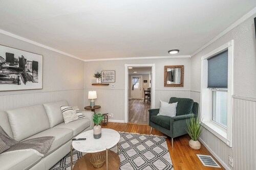 The Covington Cottage Modern 2 BDR Charmer