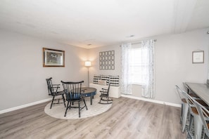 House, Multiple Beds, Kitchen, Garden View (Arkstone Retreat Suites) | Interior