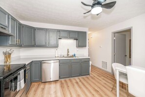 Private kitchen - Arkstone Retreat - 3 in 1! Only 4 min to the Ark! (Williamstown)