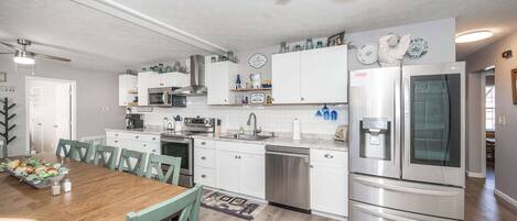 Maison, plusieurs lits, cuisine, vue jardin (Arkstone Retreat Suites) | Cuisine privée | CafetiÚre/bouilloire