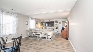 House, Multiple Beds, Kitchen, Garden View (Arkstone Retreat Suites) | Interior