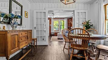 House, Multiple Beds, Kitchen, Garden View | In-room dining