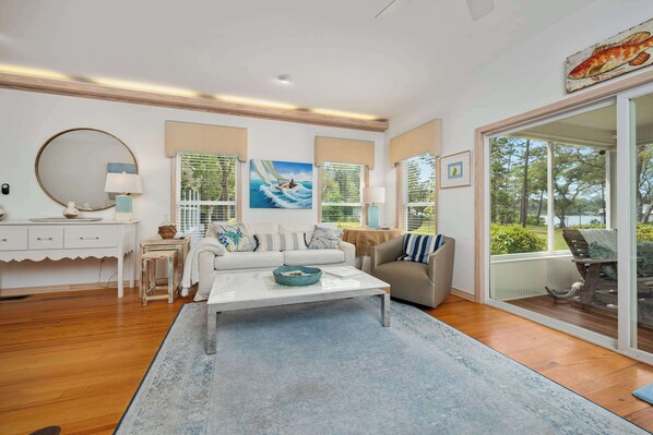 ハウス ベッド (複数台) パティオ (The Boat House) | リビング エリア | 50 インチの薄型テレビ (デジタル放送視聴可)