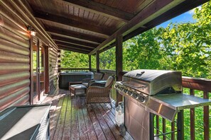 BBQ/picnic Area - Rustic 3br Cabin Near Lake w/ Hot Tub! (Sevierville)