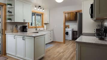 Rumah, Beberapa Tempat Tidur, perapian, pemandangan kebun (Diamond Retreat) | Dapur pribadi | Mesin pembuat kopi/teh