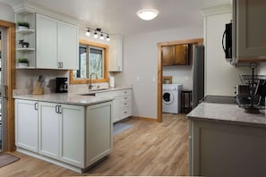 Casa, letti multipli, caminetto, vista giardino (Diamond Retreat) | Cucina privata | Macchina per tè/caffè