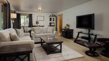 Rumah, Beberapa Tempat Tidur, perapian, pemandangan kebun (Diamond Retreat) | Area keluarga | Televisi layar datar 65-inci dengan saluran TV digital dan perapian