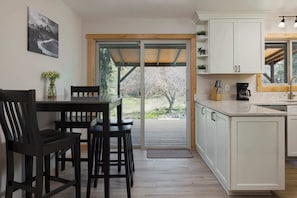 Casa, letti multipli, caminetto, vista giardino (Diamond Retreat) | Cucina privata | Macchina per tè/caffè