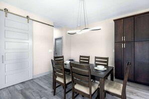 House, Multiple Beds, Pool Access (Tuscany Golf View) | Dining