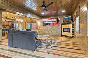 Ferienhütte, Mehrere Betten, Whirlpool, Bergblick (Ava’s Hideaway) | Innenbereich