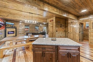 Chalet rustique, Plusieurs lits, baignoire à remous, vue sur la montagne (Ava’s Hideaway) | Cuisine privée | Cafetière-théière