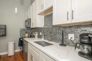 Apartment, 1 Queen-Bett, Küche | Eigene Küche | Wasserkocher mit Kaffee-/Teezubehör