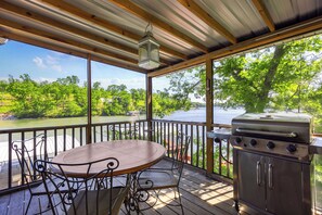Outdoor dining - Lakeside Escape (Rocky Mount)