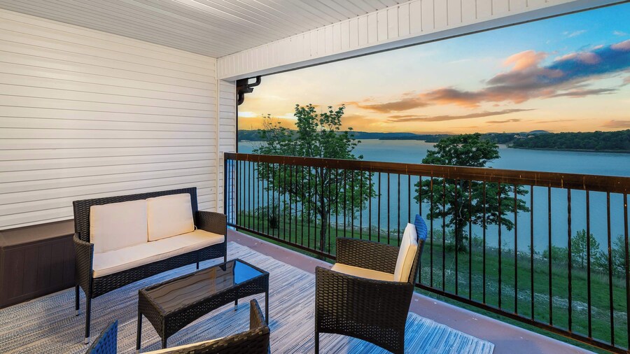 Lakefront Oasis Amazing Views!