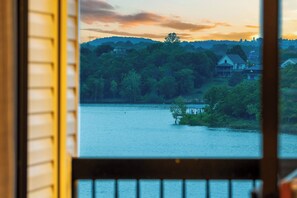 Condo, Multiple Beds, Balcony (Lakefront Oasis) | Interior