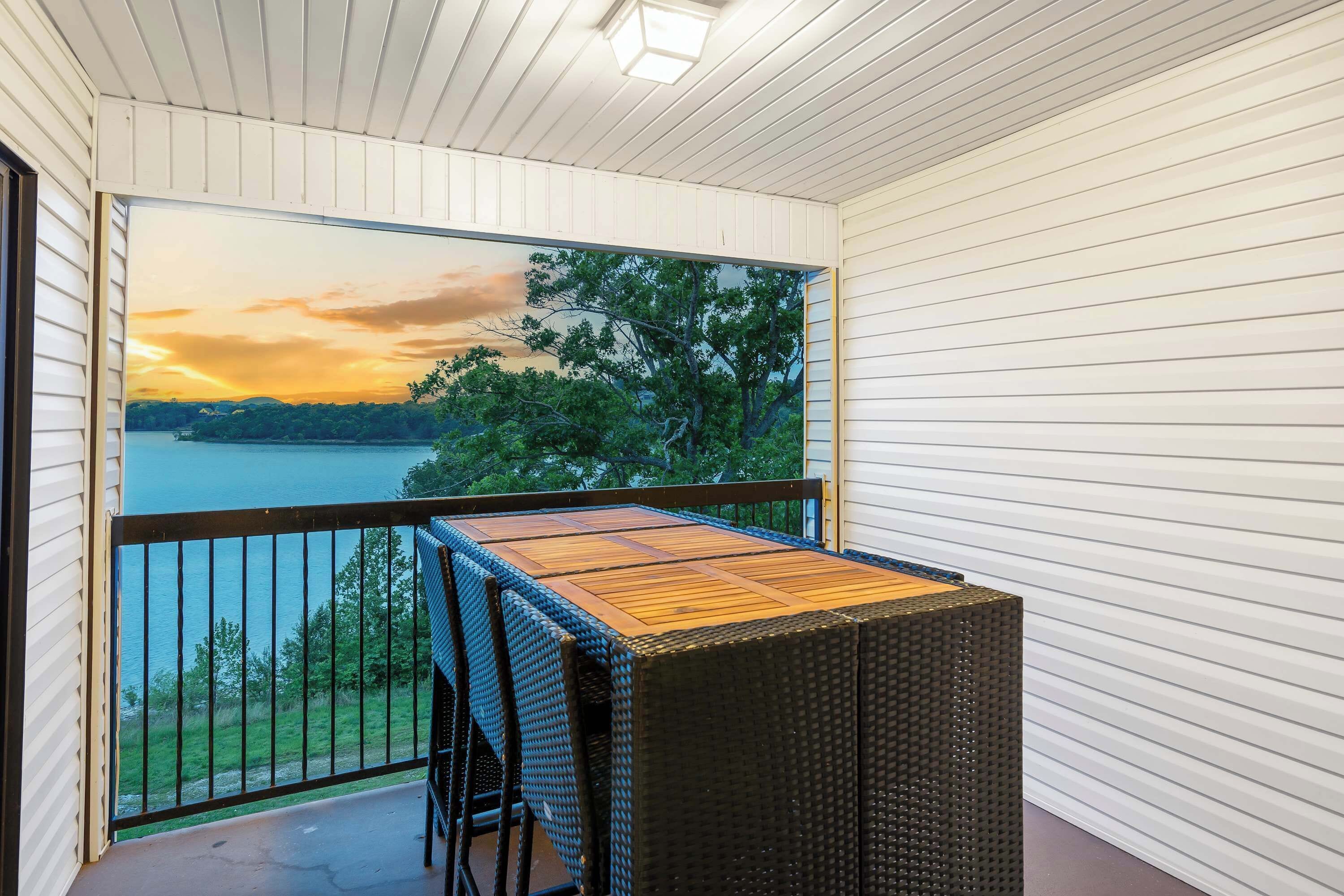 Kondominium, Beberapa Tempat Tidur, balkon (Lakefront Oasis) | Tempat makan outdoor