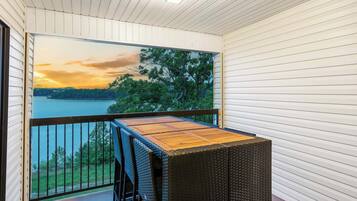 Kondominium, Beberapa Tempat Tidur, balkon (Lakefront Oasis) | Tempat makan outdoor