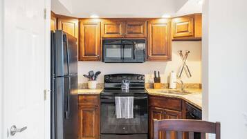 Condo, Multiple Beds, Balcony (Lakefront Oasis) | Private kitchen | Coffee/tea maker