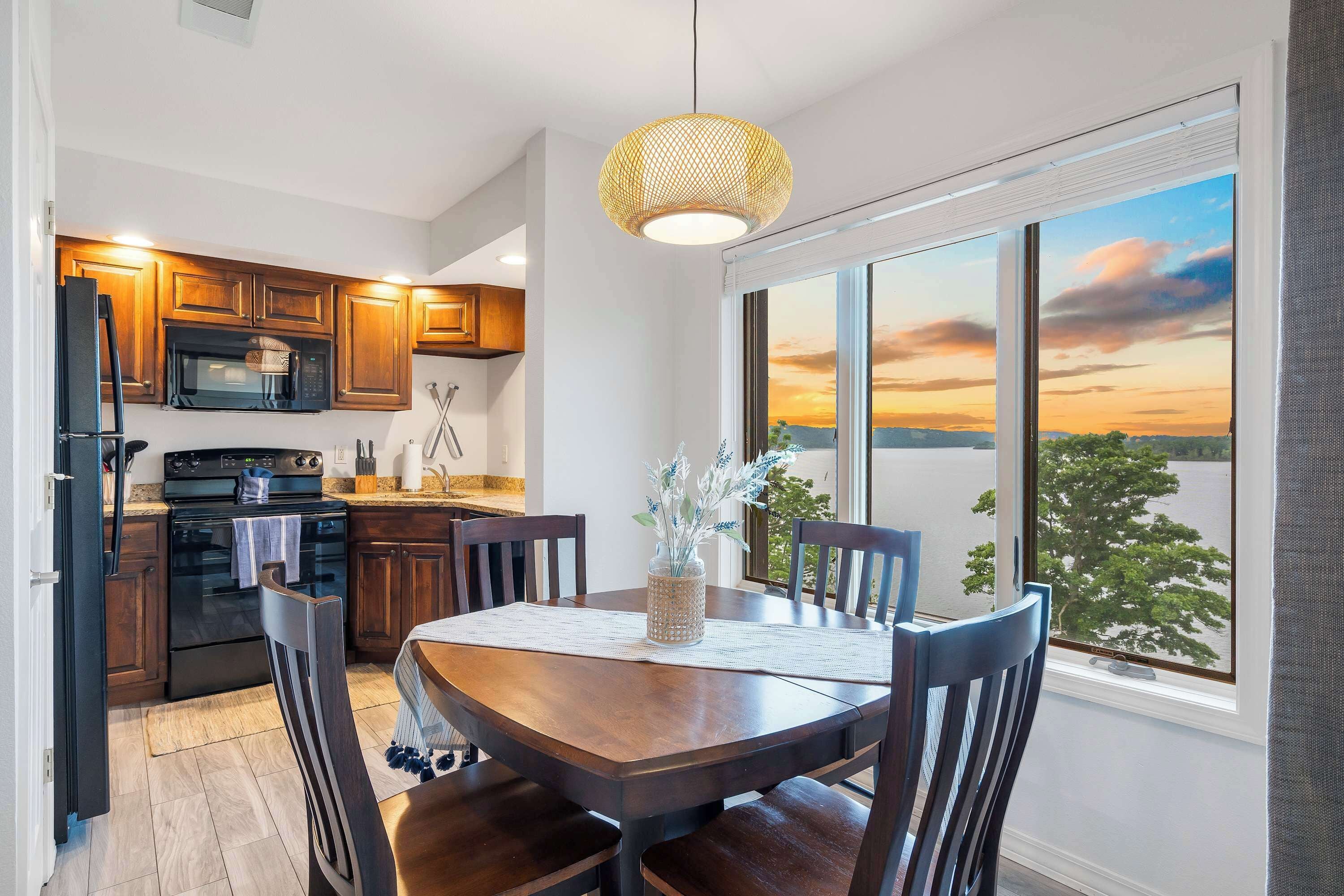 Apartment, Mehrere Betten, Balkon (Lakefront Oasis) | Speisen