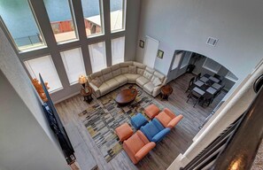 Rumah, Beberapa Tempat Tidur, hot tub (Lakeview Mansion) | Area keluarga | Televisi layar datar 50-inci dengan saluran TV digital dan perapian