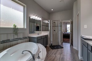 Maison, plusieurs lits, bain Ă remous (Lakeview Mansion) | Salle de bain | SĂšche-cheveux, serviettes fournies