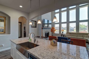 House, Multiple Beds, Hot Tub (Lakeview Mansion) | Interior
