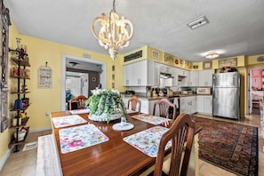 Maison, plusieurs lits, cuisine, vue jardin | Restauration