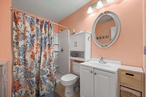 Maison, plusieurs lits, cuisine, vue jardin | Salle de bain | Douche, serviettes fournies