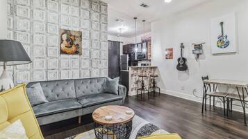 Condo, Multiple Beds, Kitchen, City View (Cash’s Corner) | Living area