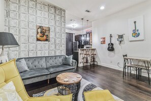 公寓客房, 多張床, 廚房, 城市景觀 (Cash’s Corner) | 起居區